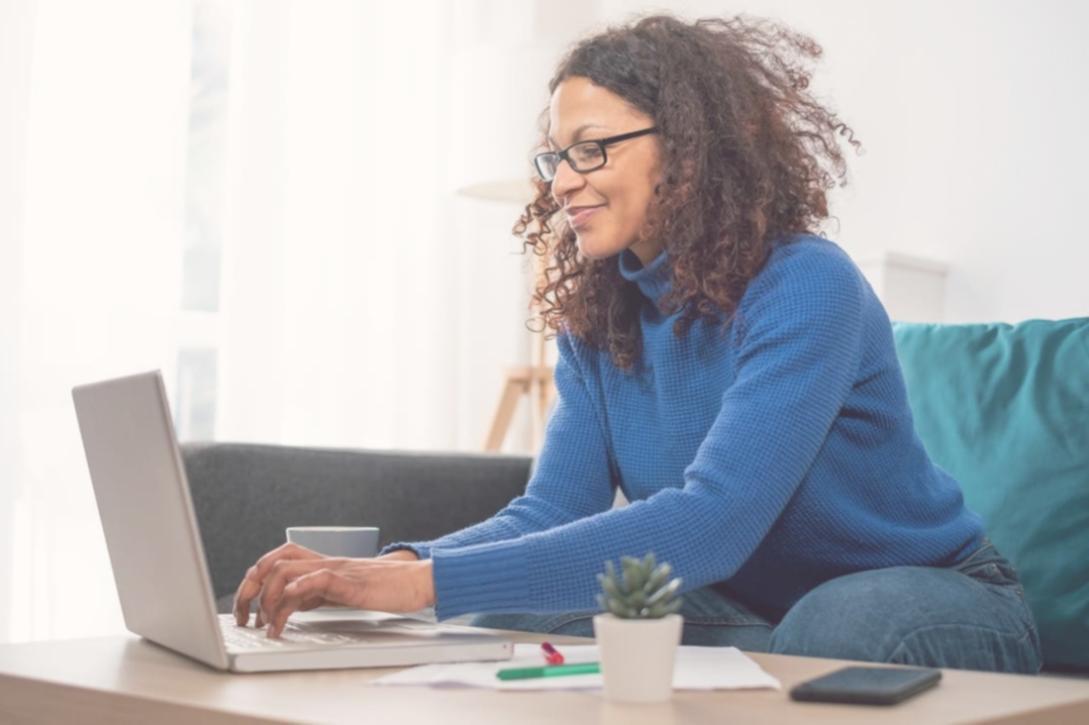 Esperto che presenta contenuti educativi su investimenti durante un webinar professionale